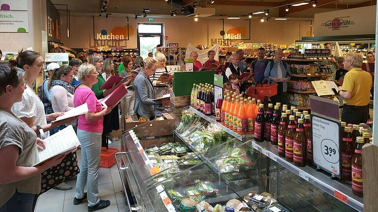 Chorgesang aus putzmunteren Kehlen: Mundwerk Rottenbauer feiert sein fünfjähriges Bestehen mit einem Flashmob bei tegut.