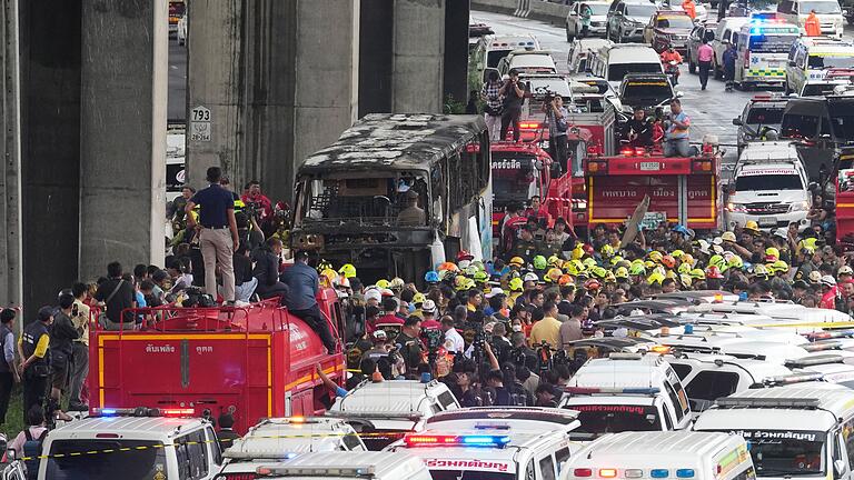 Thailand - Schulbus gerät in Brand       -  Zahlreiche Retter waren im Einsatz, jedoch kam für die meisten Betroffenen jede Hilfe zu spät.