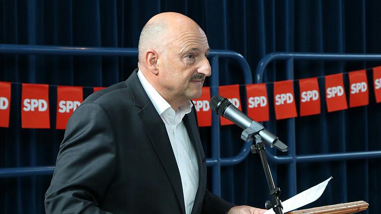 Der SPD-Abgeordnete Bernd Rützel ist Chef in Unterfranken und Sozialexperte in Berlin.