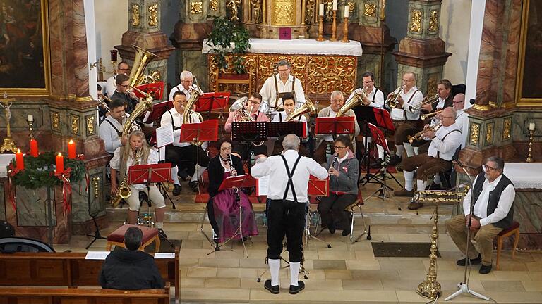 Die Rhöntaler Blaskapelle lud zum advenlichen Konzert in die Kirche nach Schmalwasser ein.