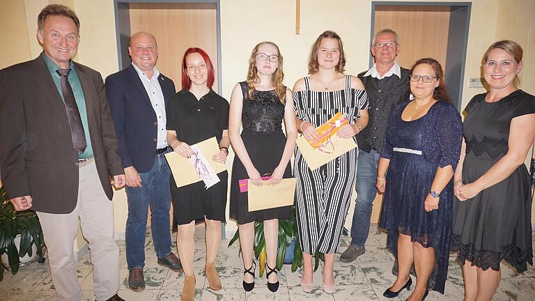 Schulabschluss an der Kreuzbergschule Bischofsheim mit Auszeichnung der drei Besten Abschlusschülerinnen. Das Bild zeigt (von links): Rektor Rüdiger Bader, Bürgermeister Georg Seiffert, Sophie Roth, Leni Pässler und Emma Abele, die Klassenlehrer Albrecht Finger und Julia Schmidt sowie die Konrektorin Stefanie Mott.