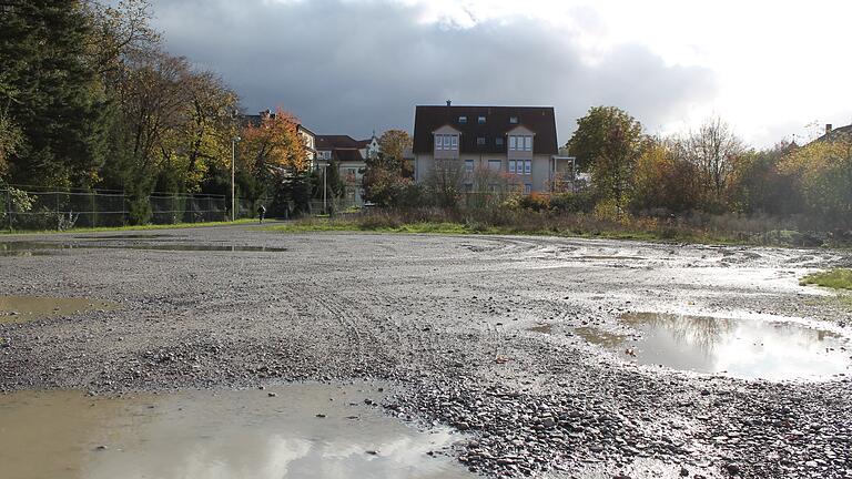 Aktuell steht dort, wo in absehbarer Zeit ein großes Mehrfamilienhaus gebaut werden soll, noch das Wasser in den Pfützen. Um den Weg für den Bau frei zu machen, muss der geltende Bebauungsplan für das Gebiet 'An der Bahnlinie' geändert werden.&nbsp;