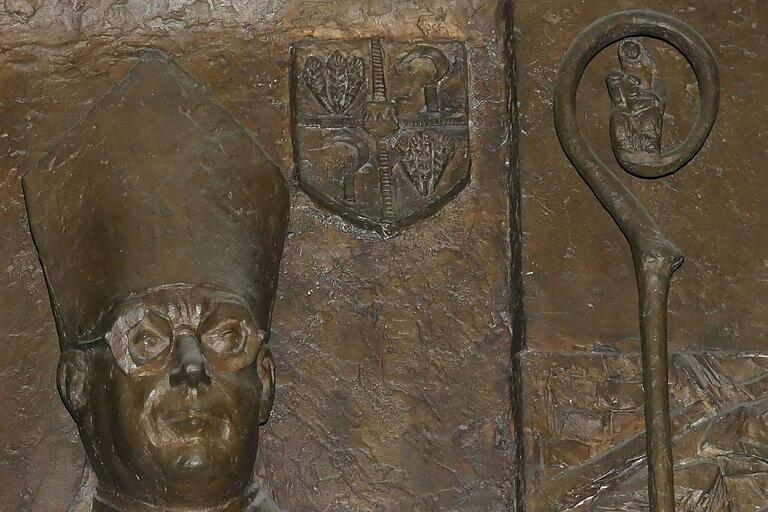 Wappen: Epitaph des Bischofs Matthias Ehrenfried mit dessen Bischofswappen im Würzburger Dom.