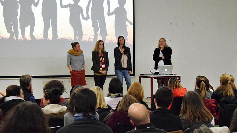 Auf großes Interesse gestoßen war im vergangenen November in der Alten Turnhalle in Lohr die Infoveranstaltung zur Gründung einer Montessori-Grundschule mit den Initiatorinnen (von links) Katja Fleckenstein, Nicole Scherg und Monika Rosenkranz sowie der geschäftsführenden Vorständin des Montessori-Landesverbandes Bayern, Monika Ullmann. Nun hat sich ein Verein gegründet. Auf großes Interesse gestoßen war im vergangenen November in der Alten Turnhalle in Lohr die Infoveranstaltung zur Gründung einer Montessori-Grundschule mit den Initiatorinnen (von links) Katja Fleckenstein, Nicole Scherg und Monika Rosenkranz sowie der geschäftsführenden Vorständin des Montessori-Landesverbandes Bayern, Monika Ullmann. Nun hat sich ein Verein gegründet.