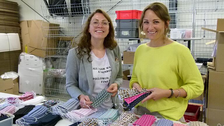 Eva-Maria (links) und Magdalena Czerny mit ihren 'Happy Masken'.