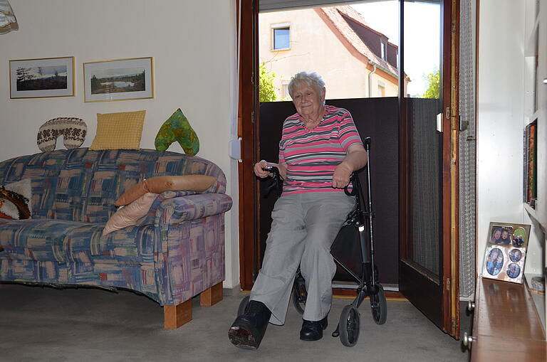 Da versperrte die 1,20 Meter hohe schwarze Platte noch den Balkon von Brigitte Dietz. Diese ist, um sich fortzubewegen, auf einen Rollator angewiesen.