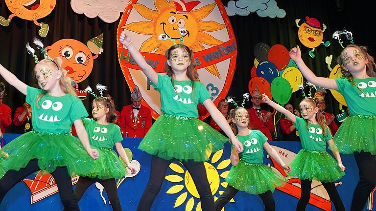 Die monstercoolen happy Kids bei ihrem Auftritt auf der bunt geschmückten Bühne.