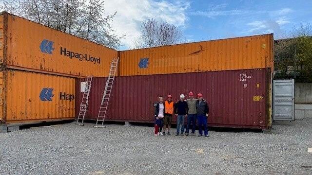 Zwei Jahre lagen zwischen der Anlieferung der Seecontainer in ihrem Urzustand und dem fertigen 'MLE Camp'. Zwei Jahre lagen zwischen der Anlieferung der Seecontainer in ihrem Urzustand und dem fertigen 'MLE Camp'.