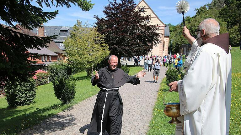 Verabschiedet durch Pater Korbinian (rechts) verließ Pater Maximilian (links) mit dem Auszug der Würzburger Kreuzbergwallfahrt als Letzter der Würzburger Pilgerinnen und Pilger den Kreuzberg. Verabschiedet durch Pater Korbinian (rechts) verließ Pater Maximilian (links) mit dem Auszug der Würzburger Kreuzbergwallfahrt als Letzter der Würzburger Pilgerinnen und Pilger den Kreuzberg.