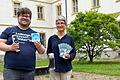 Dominik Lanzl von Refill-Deutschland und Schwester Beate Krug freuen sich, dass das Kloster Oberzell nun offizielle Refill-Station ist.