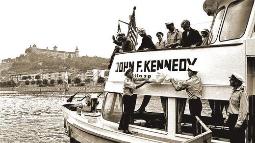 Schiffstaufe im Juli 1965: Das Foto von Würzburgs erstem Kennedy-Denkmal ist im Museum in Dallas, das an den ermordeten Präsidenten erinnert, ausgestellt. Schiffstaufe im Juli 1965: Das Foto von Würzburgs erstem Kennedy-Denkmal ist im Museum in Dallas, das an den ermordeten Präsidenten erinnert, ausgestellt.