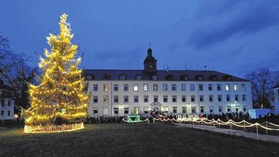 Ein Amerika-Haus in der ehemaligen US-Kaserne: Die SPD schlägt eine neue Nutzung für das Hauptgebäude der Ledward Barracks vor. Hier eine Aufnahme aus dem Jahr 2013, als zum letzten Mal vor dem Abzug der Christbaum beleuchtet war.