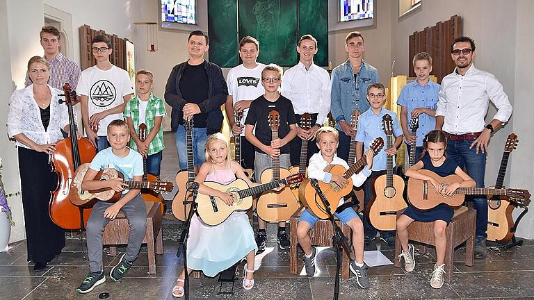 Die Schüler des diplomierten Gitarrenlehrers Gerald Brand (rechts) gaben ein beeindruckendes Konzert in der Pfarrkirche in Obertheres. Die Schüler des diplomierten Gitarrenlehrers Gerald Brand (rechts) gaben ein beeindruckendes Konzert in der Pfarrkirche in Obertheres.