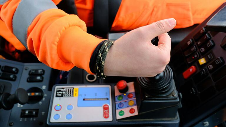 Mit den technischen Besonderheiten ihres Unimog ist Regina Leier bestens vertraut. Mit den technischen Besonderheiten ihres Unimog ist Regina Leier bestens vertraut.