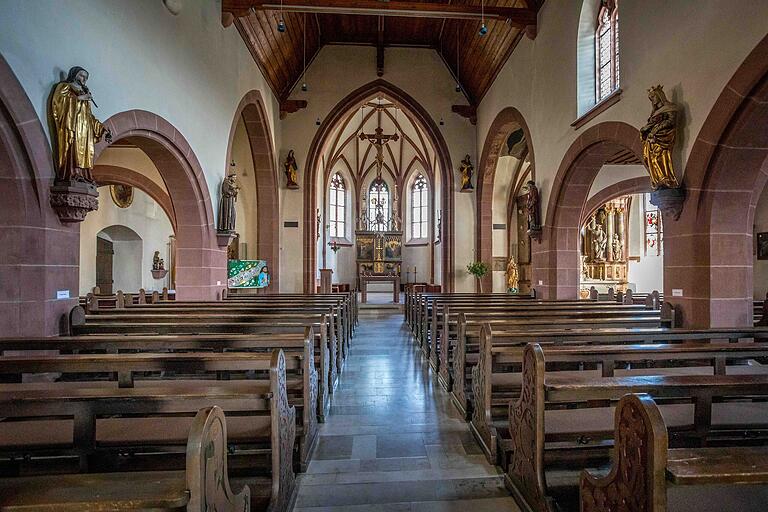 Blick in die katholische Pfarrkirche St. Cyriakus. Der Innenraum ist neogotisch gehalten. Blick in die katholische Pfarrkirche St. Cyriakus. Der Innenraum ist neogotisch gehalten. 