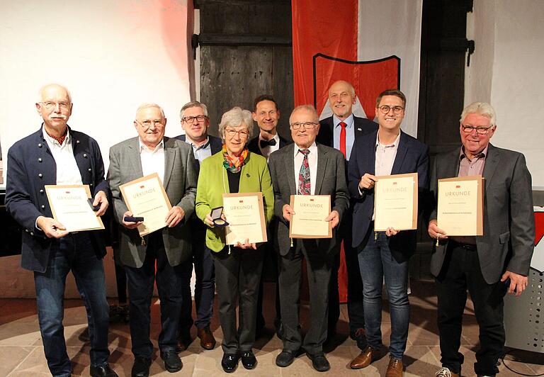 Zuletzt im November zeichnete die Stadt Gerolzhofen den langjährigen Kreisheimatpfleger Longin Mößlein (Zweiter von links) mit der Bürgermedaille in Bronze aus. Zuletzt im November zeichnete die Stadt Gerolzhofen den langjährigen Kreisheimatpfleger Longin Mößlein (Zweiter von links) mit der Bürgermedaille in Bronze aus.