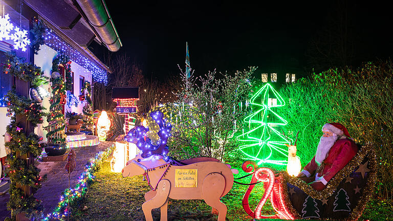 Ansicht von Rhön-Grabfelds berühmtestes Weihnachtshaus am Dienstag 26.11.24 in Mellrichstadt. 
Peter Mack schmückt seit Jahren sein Haus weihnachtlich und lädt die Menschen zum gemeinsamen Erleben ein. Zudem sammelt er spenden, die jedes Jahr einer gemeinnützigen Organisation in der Rhön zugutekommen.