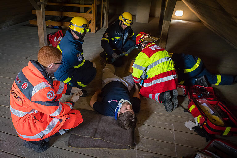 Auf dem Dachboden dieses Hauses wurde in verletzter eingeklemmter Mann aufgefunden. Das Team aus THW und Rettungsdienst arbeitet ruhig und professionell an der Versorgung und Bergung des Patienten. Auf dem Dachboden dieses Hauses wurde in verletzter eingeklemmter Mann aufgefunden. Das Team aus THW und Rettungsdienst arbeitet ruhig und professionell an der Versorgung und Bergung des Patienten.