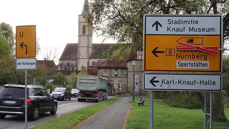 Der Verkehr vor dem Rödelseer Tor in Iphofen hat nach der Vollsperrung der B 8 zugenommen, aber Chaos sieht anders aus. Der Verkehr vor dem Rödelseer Tor in Iphofen hat nach der Vollsperrung der B 8 zugenommen, aber Chaos sieht anders aus.