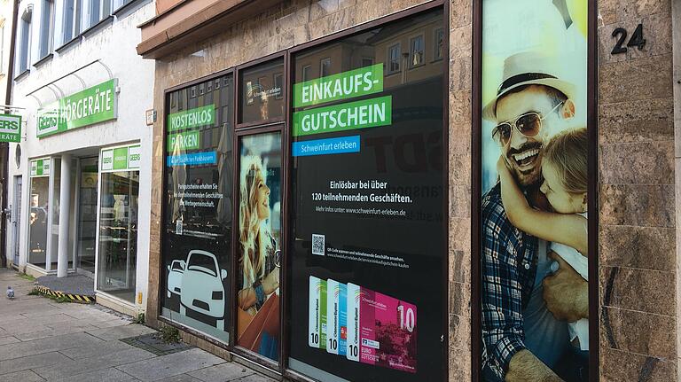 Schaufenster-Folierung wie hier in der Spitalstraße ist ein Weg, um Leerstände ein wenig attraktiver zu gestalten.
