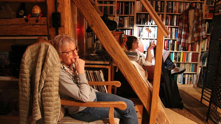 Regisseurin Christine Schmidt-Kraemer (links) und Souffleuse Brigitte Bergmann verfolgen die Proben in der Kulturscheune aufmerksam. Regisseurin Christine Schmidt-Kraemer (links) und Souffleuse Brigitte Bergmann verfolgen die Proben in der Kulturscheune aufmerksam.
