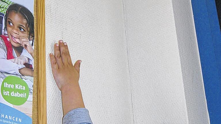 Gut gesichert: Kinder können den Schalter zum Öffnen der Ausgangstüre im Kindergarten Regenbogenland Bad Brückenau nicht erreichen.