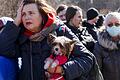 Eine Frau hält einen Hund an der ukrainisch-slowakischen Grenze. Wegen des russischen Angriffs fliehen derzeit hunderttausende Ukrainerinnen und Ukrainer aus ihrem Land - viele haben ihre Tiere mit dabei.
