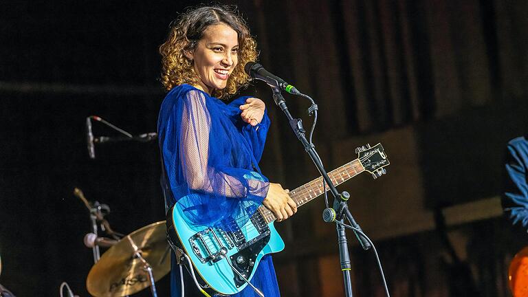 Die Sängerin Gaby Moreno aus Gutemala beim Nachsommer im Fresenius Medical Care Forum.