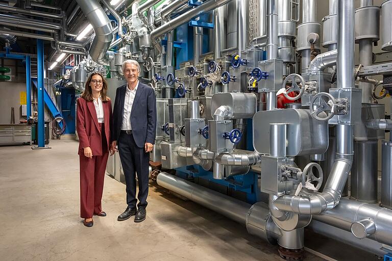 Geben mit einer 50-Millionen-Euro-Investition ein klares Bekenntnis zum Standort Eltmann ab: Wolfgang Palm und seine Tochter Marina Palm. Geben mit einer 50-Millionen-Euro-Investition ein klares Bekenntnis zum Standort Eltmann ab: Wolfgang Palm und seine Tochter Marina Palm.