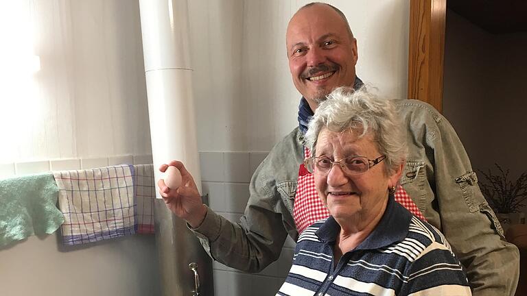 Ein Rezept, das Eier braucht: Klaus Spitzl mit Schwiegermutter Gerda Josefine Katzenberger, der Köchin der Leibspeise. Ein Rezept, das Eier braucht: Klaus Spitzl mit Schwiegermutter Gerda Josefine Katzenberger, der Köchin der Leibspeise.