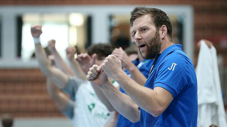 Trainer Julian Thomann jubelt beim 24:20-Heimsieg der DJK Rimpar Wölfe gegen den TV Emsdetten. An diesem Samstag wollen die Wölfe auch auswärts wieder jubeln. Jedoch steht ihnen im 'Handkäsedorf' Hüttenberg in Mittelhessen eine schwierige Aufgabe bevor. Trainer Julian Thomann jubelt beim 24:20-Heimsieg der DJK Rimpar Wölfe gegen den TV Emsdetten. An diesem Samstag wollen die Wölfe auch auswärts wieder jubeln. Jedoch steht ihnen im 'Handkäsedorf' Hüttenberg in Mittelhessen eine schwierige Aufgabe bevor.