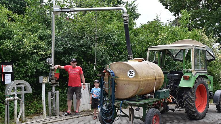 In Retzstadt ist die Wasserentnahme nur für ortsansässige Kleingärtner, Landwirte und Winzer zulässig. Die Befüllung von Zisternen und Pools ist nicht erlaubt. In Retzstadt ist die Wasserentnahme nur für ortsansässige Kleingärtner, Landwirte und Winzer zulässig. Die Befüllung von Zisternen und Pools ist nicht erlaubt.