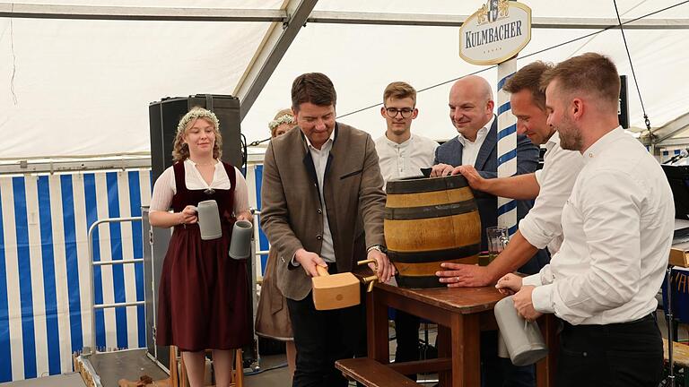 Schirmherr Sandro Kirchner (Mitte) eröffnete im Beisein von Vertretern der Pluapaare, Ortssprecher Fabian Nöth und Bürgermeister Michael Kast (2. u. 3. von rechts) mit dem Bieranstich den Festbetrieb. - Schirmherr Sandro Kirchner (Mitte) eröffnete im Beisein von Vertretern der Pluapaare, Ortssprecher Fabian Nöth und Bürgermeister Michael Kast (2. u. 3. von rechts) mit dem Bieranstich den Festbetrieb. Schirmherr Sandro Kirchner (Mitte) eröffnete im Beisein von Vertretern der Pluapaare, Ortssprecher Fabian Nöth und Bürgermeister Michael Kast (2. u. 3. von rechts) mit dem Bieranstich den Festbetrieb. - Schirmherr Sandro Kirchner (Mitte) eröffnete im Beisein von Vertretern der Pluapaare, Ortssprecher Fabian Nöth und Bürgermeister Michael Kast (2. u. 3. von rechts) mit dem Bieranstich den Festbetrieb.