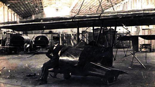 Frühjahr 1922: In der Halle des ehemaligen Bahnhofs in der Ludwigstraße entsteht das Segelflugzeug &bdquo;Franken&ldquo;.