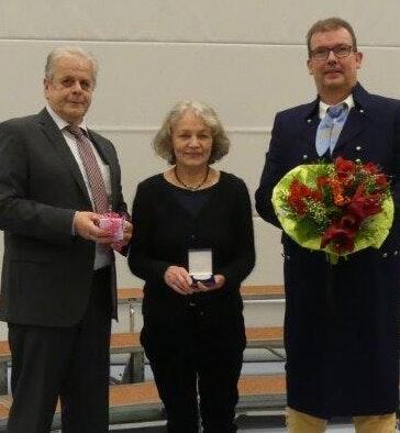 Rita Heeg wurde mit der silbernen Gemeindeplakette von Bürgermeister Klaus Schmidt (rechts) und dessen Stellvertreter Alois Bärmann ausgezeichnet Rita Heeg wurde mit der silbernen Gemeindeplakette von Bürgermeister Klaus Schmidt (rechts) und dessen Stellvertreter Alois Bärmann ausgezeichnet