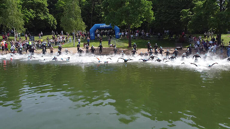 'Gänsehaut-Feeling' herrschte als am Sonntagmorgen, als die ersten Triathleten im Baggersee an den Start gingen. Die Wassertemperaturen waren aber überraschend hoch. 'Gänsehaut-Feeling' herrschte als am Sonntagmorgen, als die ersten Triathleten im Baggersee an den Start gingen. Die Wassertemperaturen waren aber überraschend hoch.