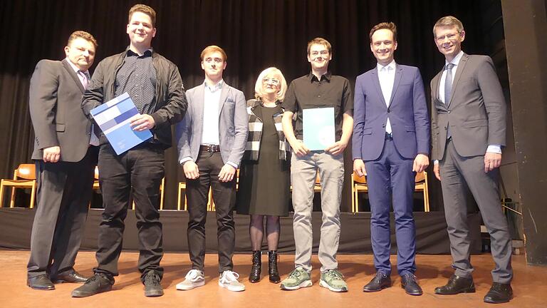 Im Rampenlicht der Freisprechungsfeier (von links): Jürgen Weth, stellvertretender Kreishandwerksmeister, die Innungssieger Fabian Müller und Lukas Schlereth, Kreishandwerksmeisterin Margit Rosentritt, Innungsbester Elias Klement sowie Landrat Florian Töpper und Oberbürgermeister Sebastian Remelé. Im Rampenlicht der Freisprechungsfeier (von links): Jürgen Weth, stellvertretender Kreishandwerksmeister, die Innungssieger Fabian Müller und Lukas Schlereth, Kreishandwerksmeisterin Margit Rosentritt, Innungsbester Elias Klement sowie Landrat Florian Töpper und Oberbürgermeister Sebastian Remelé.