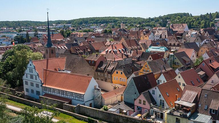 Für die Sanierung des Ochsenfurter Spitals, links im Bild, hat der Spital-Förderverein den entscheidenden Anstoß gegeben. Die benachbarte Kreuzkirche harrt noch der Verschönerung.