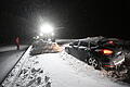 440686543.jpg       -  Mit Radladern wird der Schnee geräumt, während Autos und Lastwagen geborgen und Menschen mit dem Kettenfahrzeug der Home Guard (Teil der schwedischen Streitkräfte) in Ekerödsrasten auf der Europastraße 22 zwischen Hörby und Kristianstad in Südschweden in der Nacht zum Donnerstag, 4. Januar 2024, evakuiert werden. Europa erlebte am Mittwoch krasse Wetterkontraste: Extreme Kälte und Schneestürme führten zu Verkehrsbehinderungen und Schulschließungen in Skandinavien, während starke Winde und heftige Regenfälle in Westeuropa zu Überschwemmungen führten.