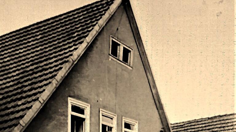 Das undatierte Bild zeigt das Haus der Familie Krämer in der Schuhstraße. Es stand linker Hand des Hofes der Familien Schulz und Wächter. Es musste später Neubauten weichen. Das undatierte Bild zeigt das Haus der Familie Krämer in der Schuhstraße. Es stand linker Hand des Hofes der Familien Schulz und Wächter. Es musste später Neubauten weichen.