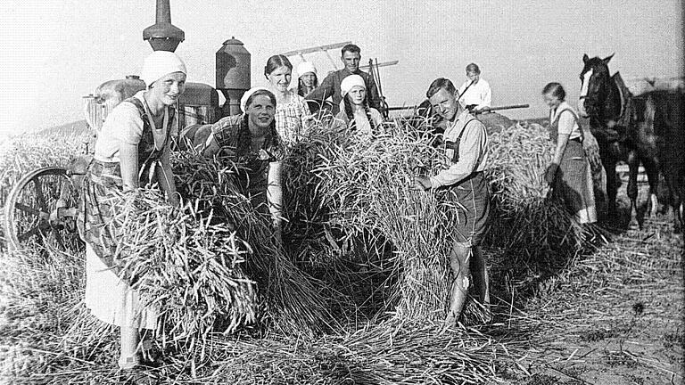 Zahlreiche Mägde und Knechte gab es insbesondere auf größeren Höfen, wie zum Beispiel dem Dörfleshof bei Ottelmannshausen, wo dieses Foto um 1930 aufgenommen wurde. An Lichtmess wurden sie neu gedingt, wie es in alter Zeit hieß. Zahlreiche Mägde und Knechte gab es insbesondere auf größeren Höfen, wie zum Beispiel dem Dörfleshof bei Ottelmannshausen, wo dieses Foto um 1930 aufgenommen wurde. An Lichtmess wurden sie neu gedingt, wie es in alter Zeit hieß.