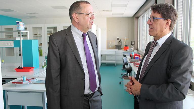 War vor seinem Ruhestand in die Planung des Teilneubaus der Realschule involviert: Horst Karg, ehemaliger Ministerialbeauftragter für Realschulen in Unterfranken (links), im Gespräch mit Ulrich Kluge. War vor seinem Ruhestand in die Planung des Teilneubaus der Realschule involviert: Horst Karg, ehemaliger Ministerialbeauftragter für Realschulen in Unterfranken (links), im Gespräch mit Ulrich Kluge.