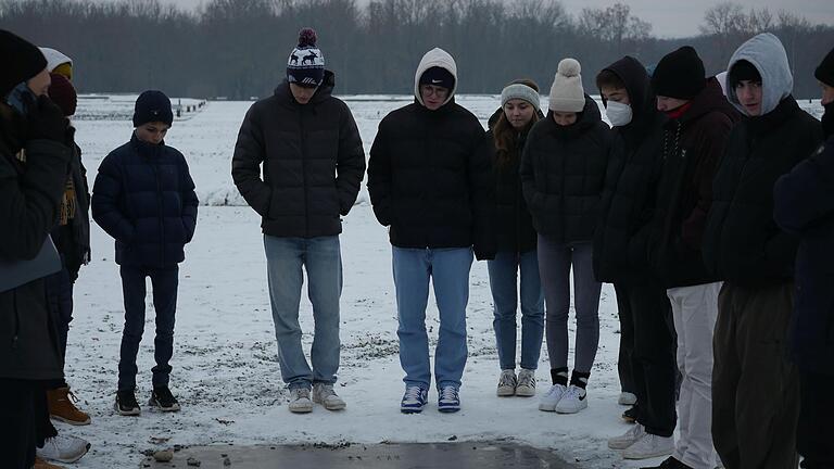 Die Betroffenheit der Schülerinnen und Schüler beim Besuch der KZ-Gedenkstätte Buchenwald ist groß.       -  Die Betroffenheit der Schülerinnen und Schüler beim Besuch der KZ-Gedenkstätte Buchenwald ist groß.