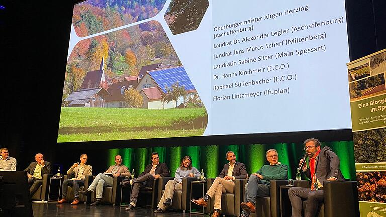 Bei der Vorstellung der Machbarkeitsstudie diskutierten (von links): Florian Lintzmeyer, Thomas Habermann, Raphael Süßenbacher, Hanns Kirchmeir, Moderator Markus Rill, Sabine Sitter, Alexander Legler, Jürgen Herzing und Jens Marco Scherf. Bei der Vorstellung der Machbarkeitsstudie diskutierten (von links): Florian Lintzmeyer, Thomas Habermann, Raphael Süßenbacher, Hanns Kirchmeir, Moderator Markus Rill, Sabine Sitter, Alexander Legler, Jürgen Herzing und Jens Marco Scherf.
