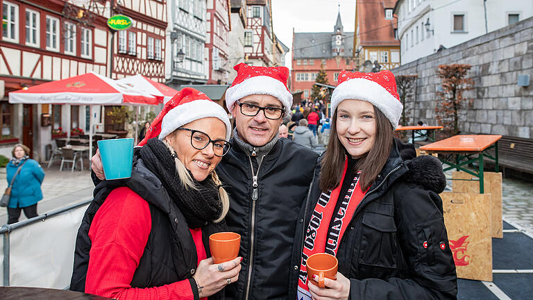 Zahlreiche Menschen besuchen am Samstag 16.12.23 das Adventsgässle in der Innenstadt von Ochsenfurt.