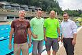 Armin Seufert (Wasserwacht Frammersbach), Michel Menge (Fa. Phplus – Die Bäderpartner), Thomas Ebersbach und Bürgermeister Christian Holzemer (von links) freuen sich auf gute Zusammenarbeit.&nbsp;