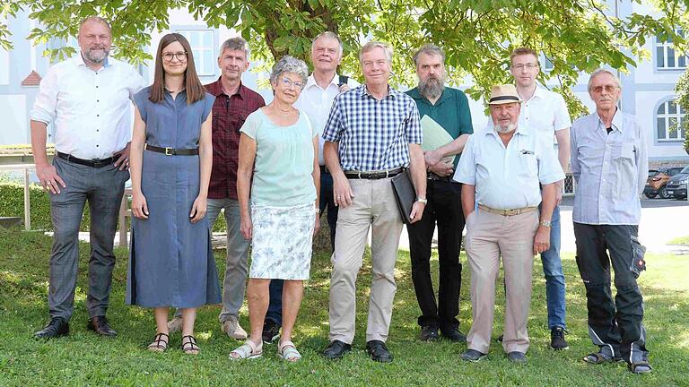 Der Naturschutzbeirat ist ein ehrenamtliches beratendes Gremium zur Unterstützung der unteren Naturschutzbehörde am Landratsamt Würzburg. Im August 2024 ernannte Landrat Thomas Eberth (links) die Mitglieder für die nächste Amtsperiode von fünf Jahren. Der Naturschutzbeirat ist ein ehrenamtliches beratendes Gremium zur Unterstützung der unteren Naturschutzbehörde am Landratsamt Würzburg. Im August 2024 ernannte Landrat Thomas Eberth (links) die Mitglieder für die nächste Amtsperiode von fünf Jahren.