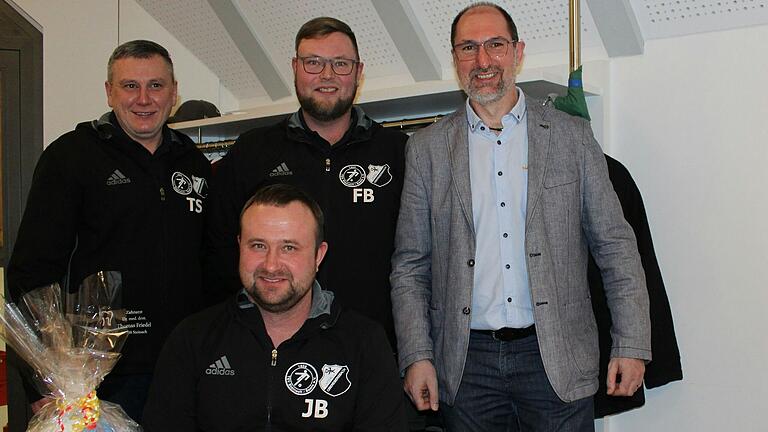 Niederlauers Bürgermeister Holger Schmitt (rechts) ehrte Trainer Thomas Schmitt (links), Fußball-Abteilungsleiter Florian Borst&nbsp; (hinten Mitte) und Vorsitzenden Johannes Borst stellvertretend für die gesamte Spielgemeinschaft der DJK Unter-/Oberebersbach mit dem TSV Steinach.
