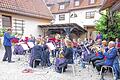 Lauschiges Ambiente: Ein anspruchsvolles Programm bot die Stadtkapelle Mellrichstadt bei ihrem Abendkonzert unter freiem Himmel im historischen Fronhof.