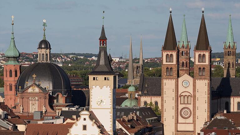 Ein Blick auf die Innenstadt Würzburgs und auf die Westfassade des Doms. Der Sparkurs des Bistums Würzburg hat Auswirkungen auf die Arbeit des Katholischen Landjugendbewegung. Ein Blick auf die Innenstadt Würzburgs und auf die Westfassade des Doms. Der Sparkurs des Bistums Würzburg hat Auswirkungen auf die Arbeit des Katholischen Landjugendbewegung.